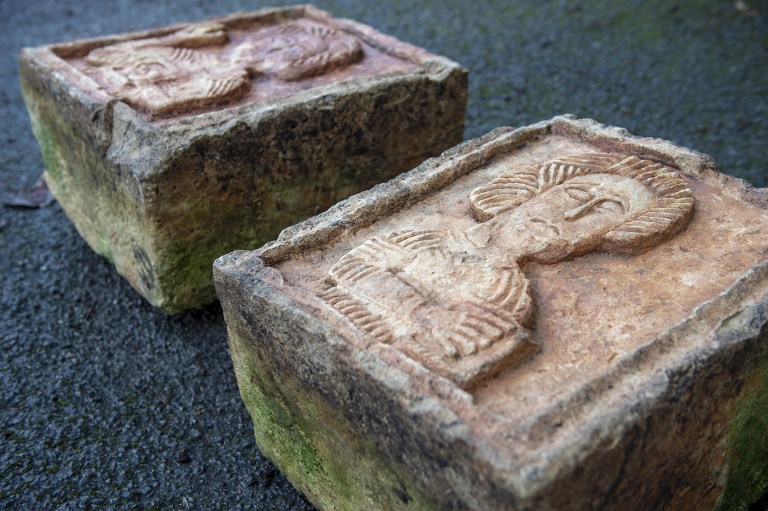Encuentran piedras de mil años de antigüedad en jardín de aristócrata inglés