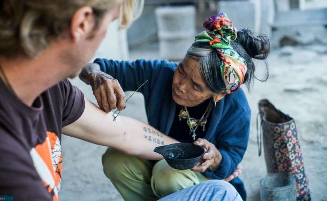 Conoce a la anciana que llevó prosperidad a su pueblo haciendo tatuajes (VIDEO)