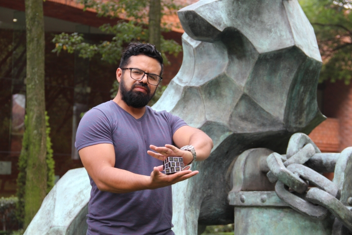 Mexicano gana concurso en España por crear el Poema de Rubick