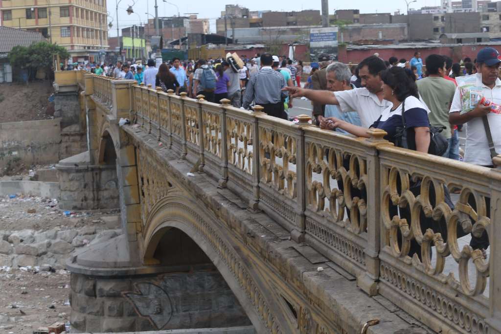 El puente del Siglo XVII en Perú que resistió más que uno hecho en 2010