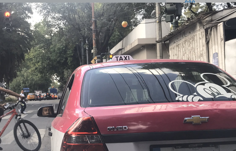 Taxistas que sí trabajaron aprovechan alta afluencia de pasajeros tras marcha