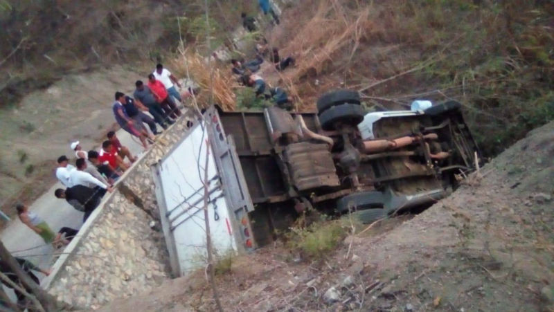 Mueren al menos 25 migrantes al volcar un camión en Chiapas