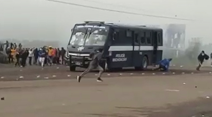 VIDEO. Policías atropellan a normalistas con un camión en Michoacán