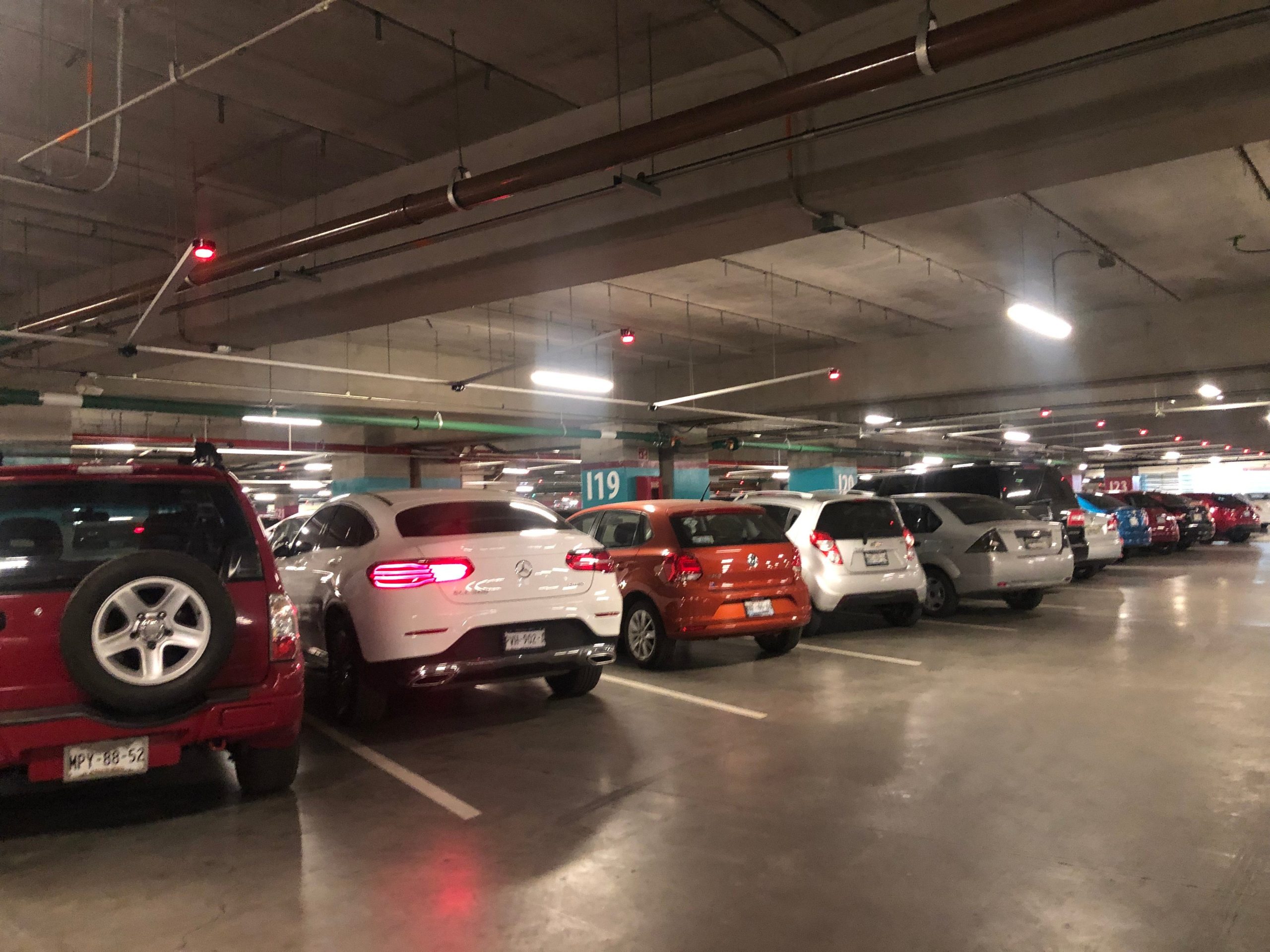 Buscan senadores de Morena gratuidad en estacionamientos comerciales