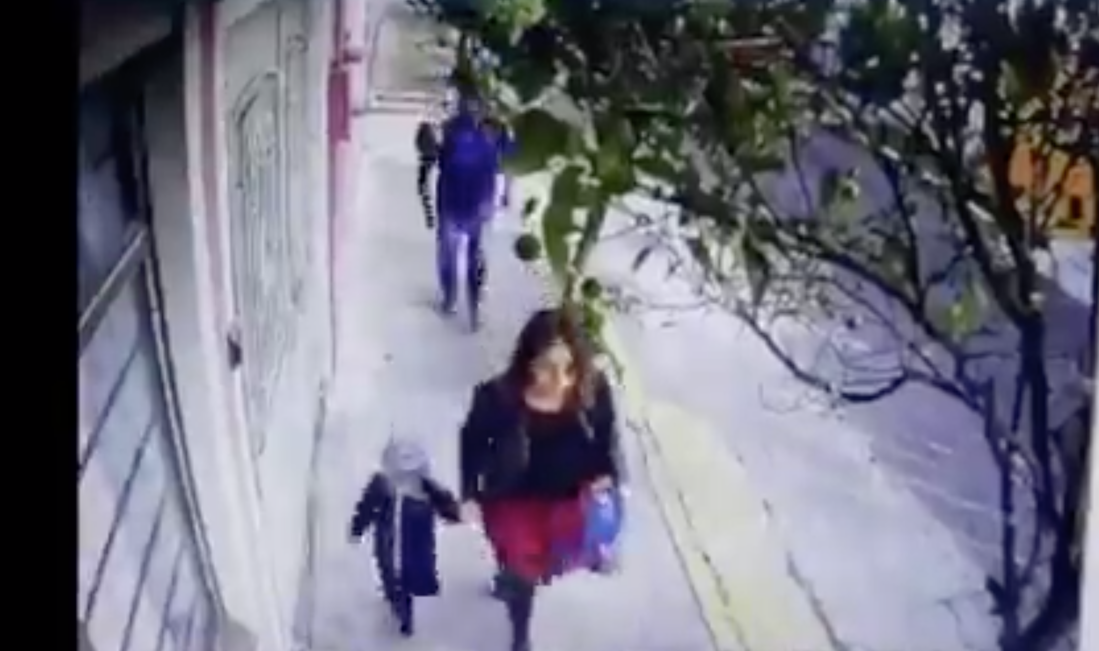 VIDEO: Mientras Laura camina con su hijo