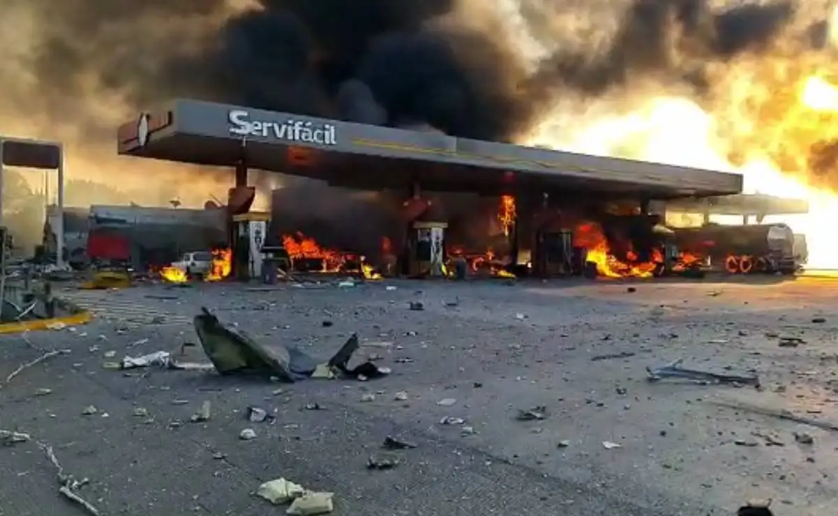 Al menos dos muertos y diez heridos por explosión de pipa en gasolinera de Hidalgo