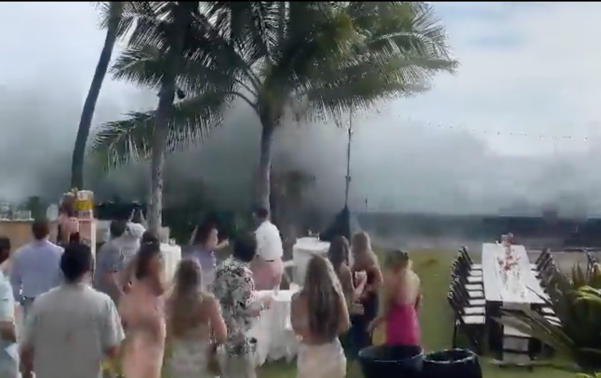 Impresionante: Gigantescas olas irrumpen boda y arrasan con todo a su paso