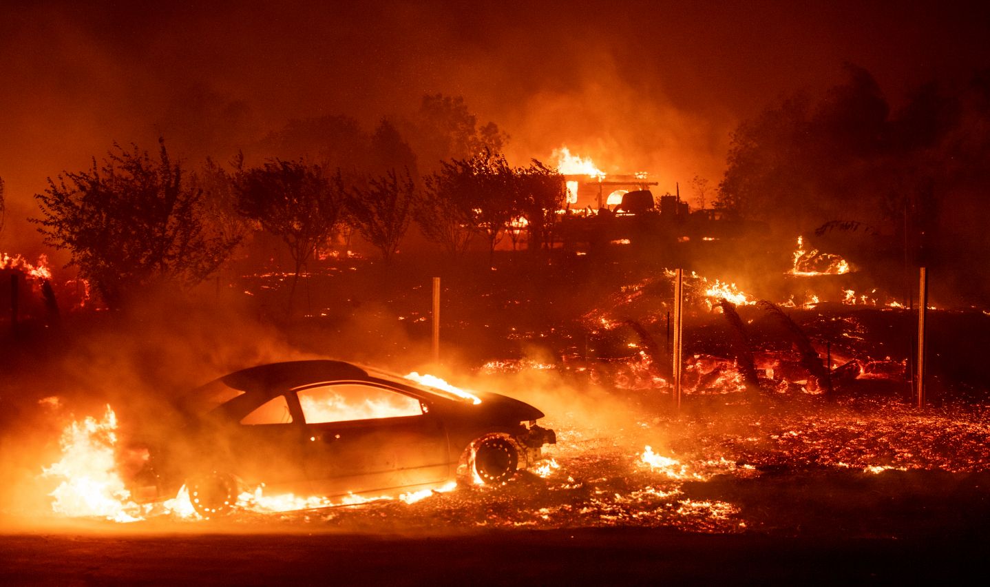 Evacúan a celebridades como Guillermo del Toro y Kim Kardashian por incendios en California
