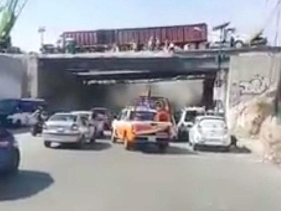 Colapsa parte de un puente vehicular en la México-Pachuca (video)