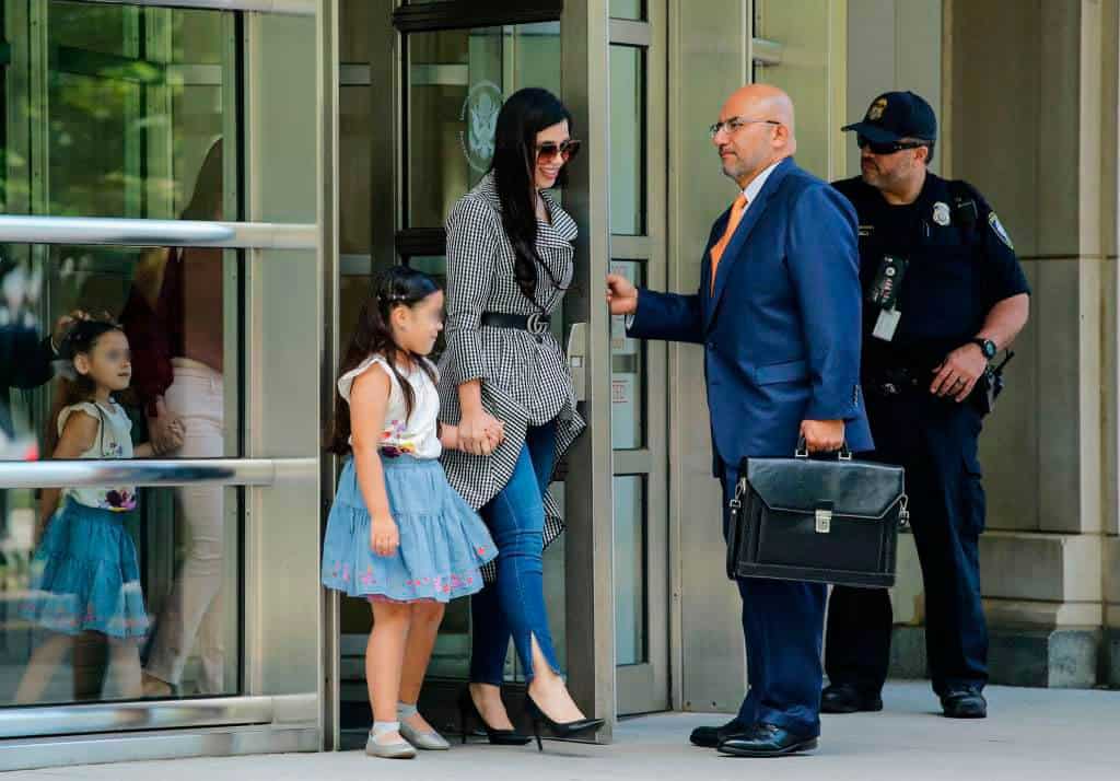 El Chapo se emociona al ver a sus hijas en la corte