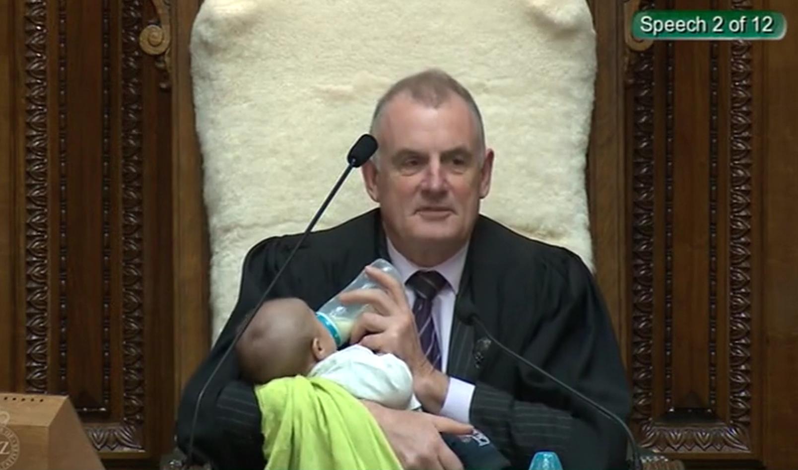 VIDEO: Presidente del Parlamento de Nueva Zelanda alimenta a bebé en plena sesión