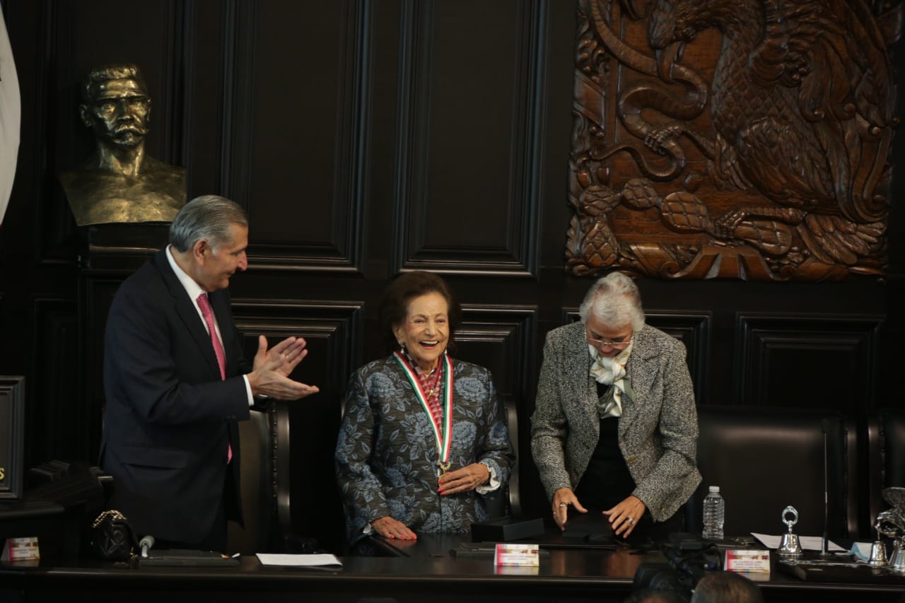 El poder de la mujer: Ifigenia Martínez recibe la medalla 'Belisario Domínguez'