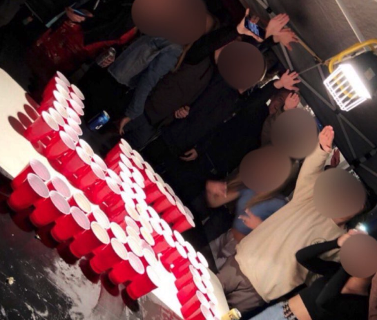 Indigna foto de ‘beer pong’ con símbolo nazi en fiesta de California