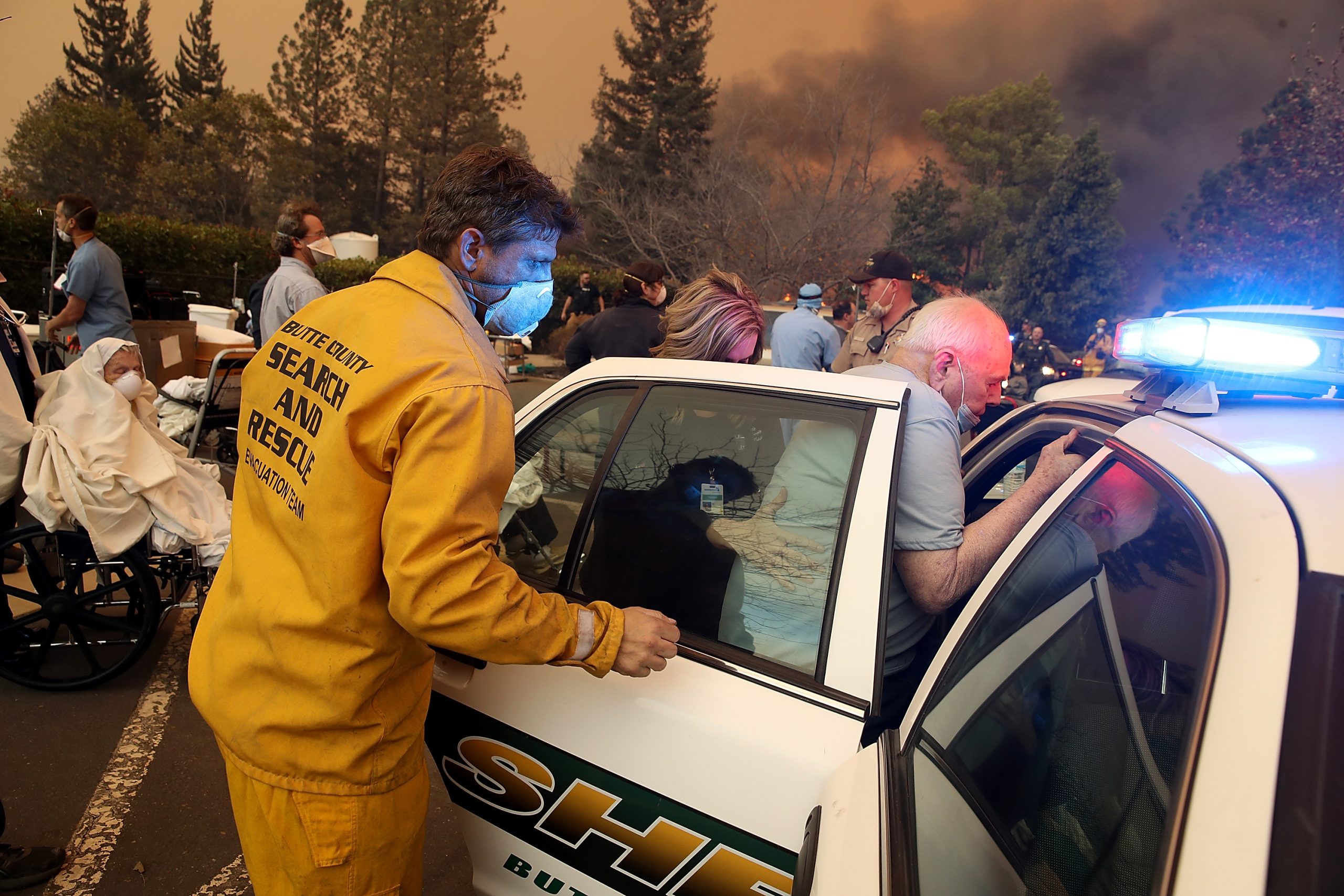 Mega incendio en California provoca desalojo de más de 30 mil personas