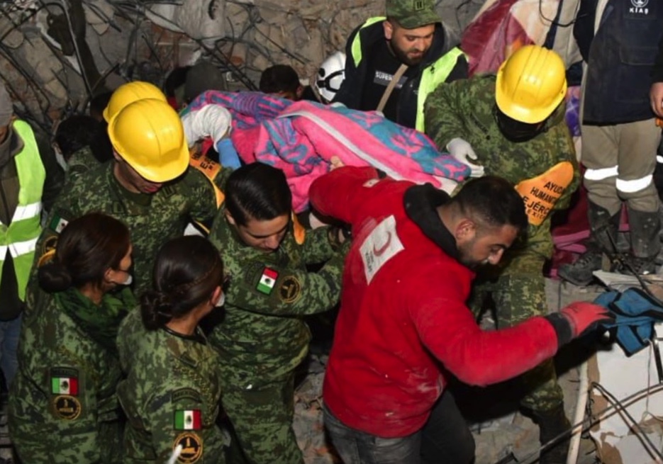 El Ejército mexicano logra su primer rescate con vida en Turquía
