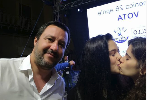 Mujeres protestan con beso en una selfie contra diputado anti-LGBT