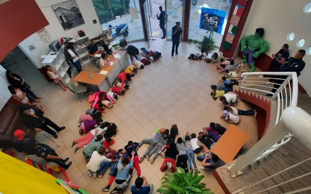 Niños y niñas aprenden a protegerse de balaceras en curso de verano de Zacatecas