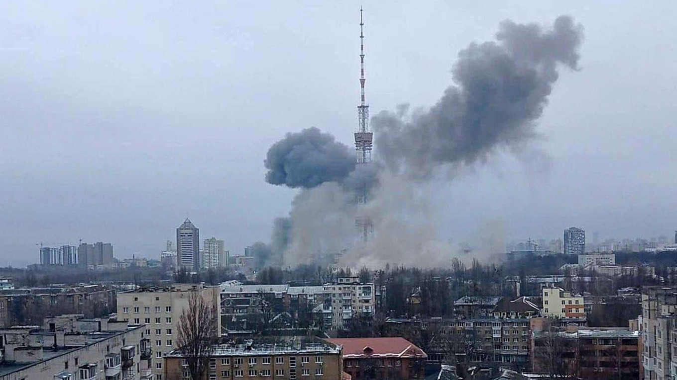 Rusia bombardea torre de televisión en Kiev (video)
