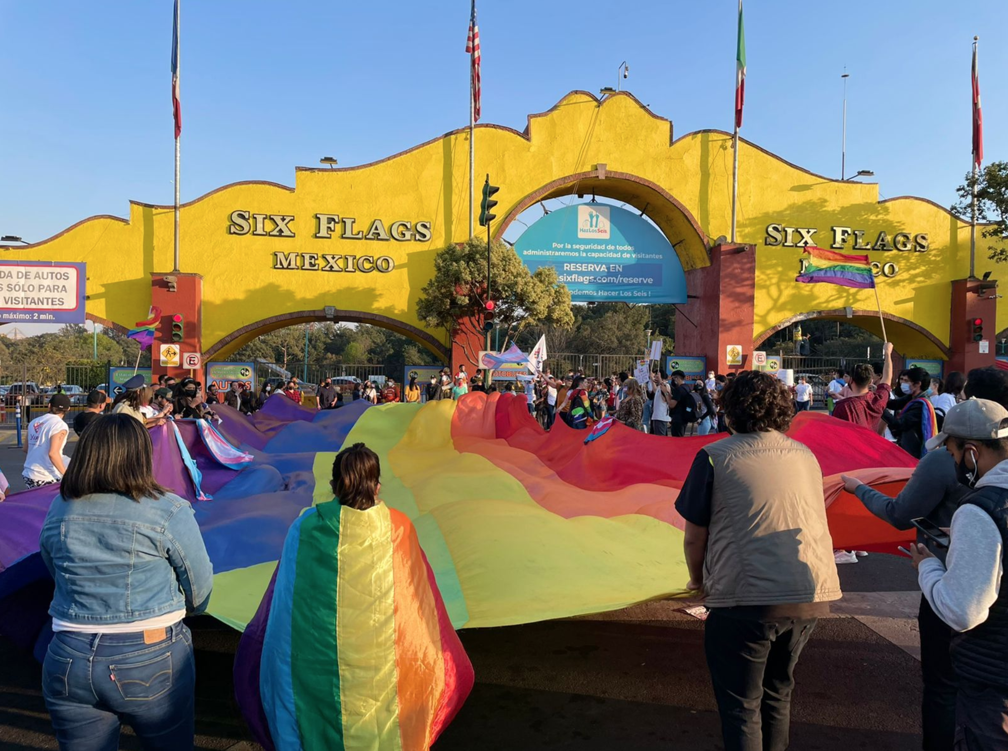 Six Flags se disculpa por discriminación contra pareja homosexual y asegura entorno inclusivo