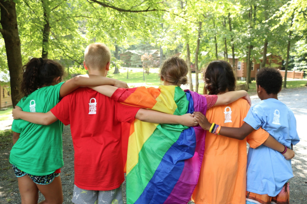 El campamento de verano para familias LGBTQ+ que promueve la aceptación y la libre convivencia