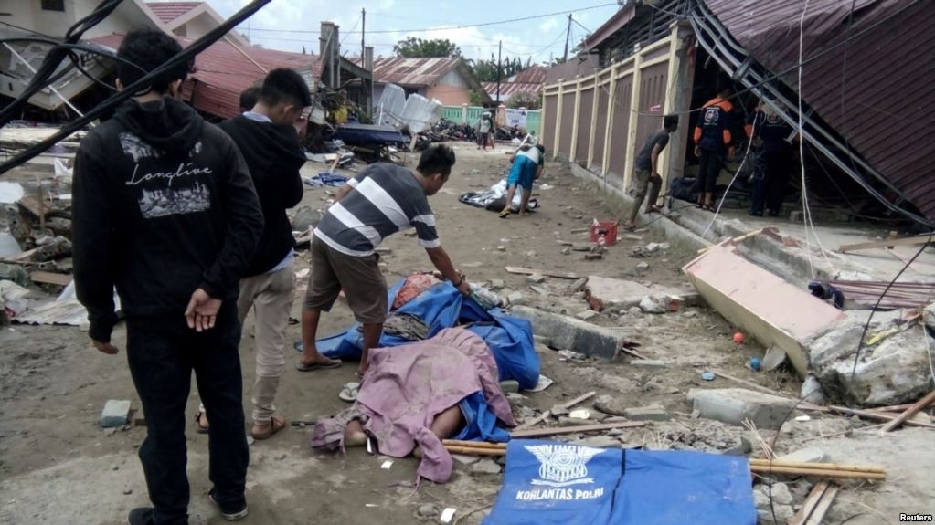 Ya son 832 muertos tras el terremoto y tsunami de Indonesia
