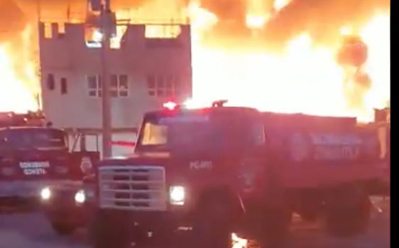 VIDEO. Arde Tezoyuca: así se ve el intenso incendio que azota una bodega del Edomex