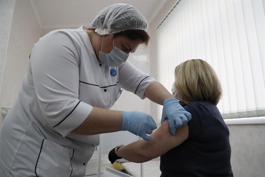 Arranca en Moscú campaña de vacunación contra covid para grupos de riesgo