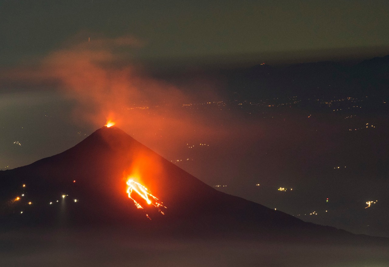 FOTOS Y VIDEO. Activan alerta por aumento en actividad explosiva en el volcán Pacaya de Guatemala