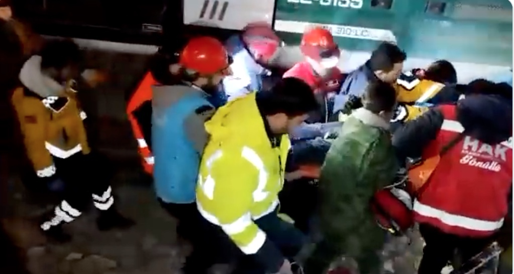 ¡Héroes mexicanos! Van tres personas salvadas por soldados y perritos rescatistas en Turquía
