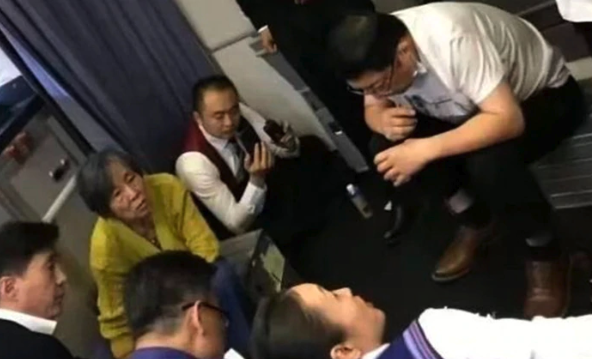 VIDEO: Doctor succiona casi un litro de orina a pasajero para salvar su vida en un vuelo