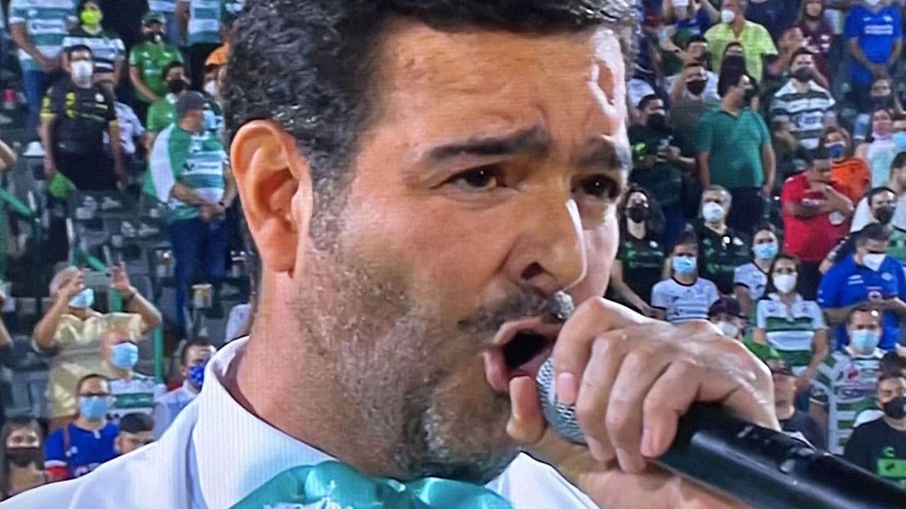 Para que se lo vayan aprendiendo: Pablo Montero enfrentaría a la ley por alterar Himno Nacional