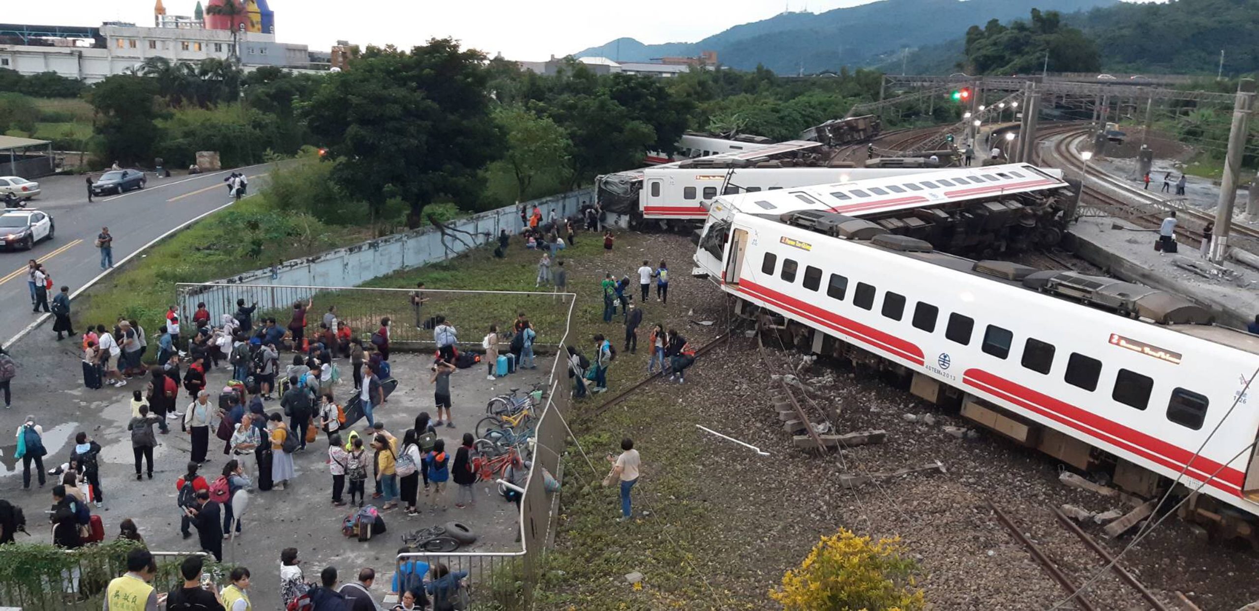 Un tren se descarrila y deja 18 muertos y más de 100 heridos en Taiwán