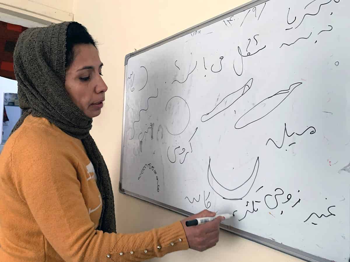 Nada cambia: mujeres de Afganistán estudian en escuelas clandestinas