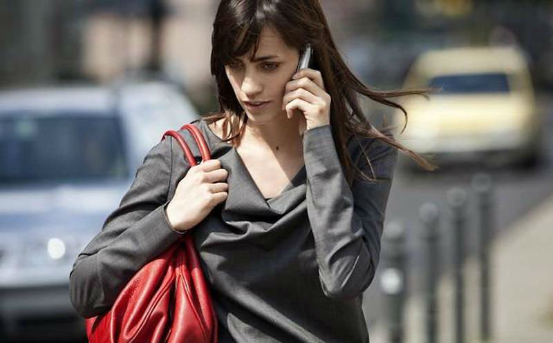Ley del Caminante Distraído: multas a quienes caminen por las calles con celulares