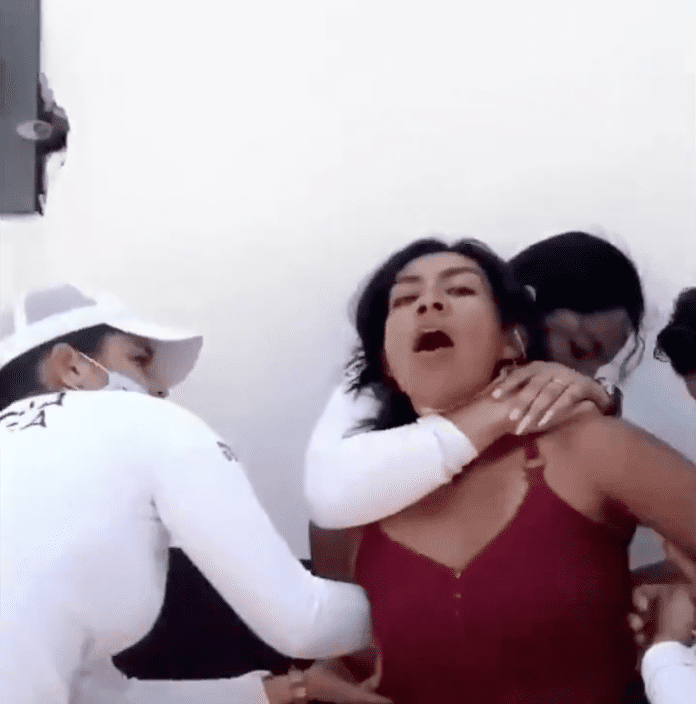 VIDEO. Policías someten a mujer por ingresar a la playa en Puerto Vallarta
