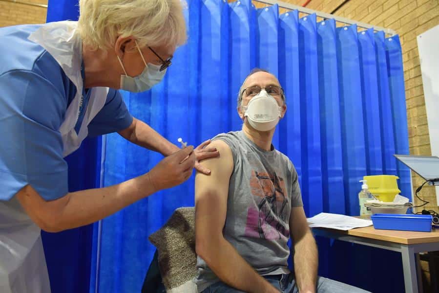 Reino Unido recomienda evitar vacuna de Pfizer en personas con historial alérgico grave