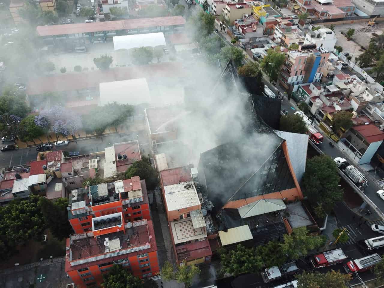 Bomberos sofocan incendio en la Col. Jardín Balbuena; hay un herido