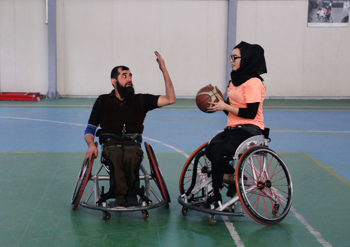 Basquetbolistas afganas en silla de ruedas esperan ser rescatadas de Kabul