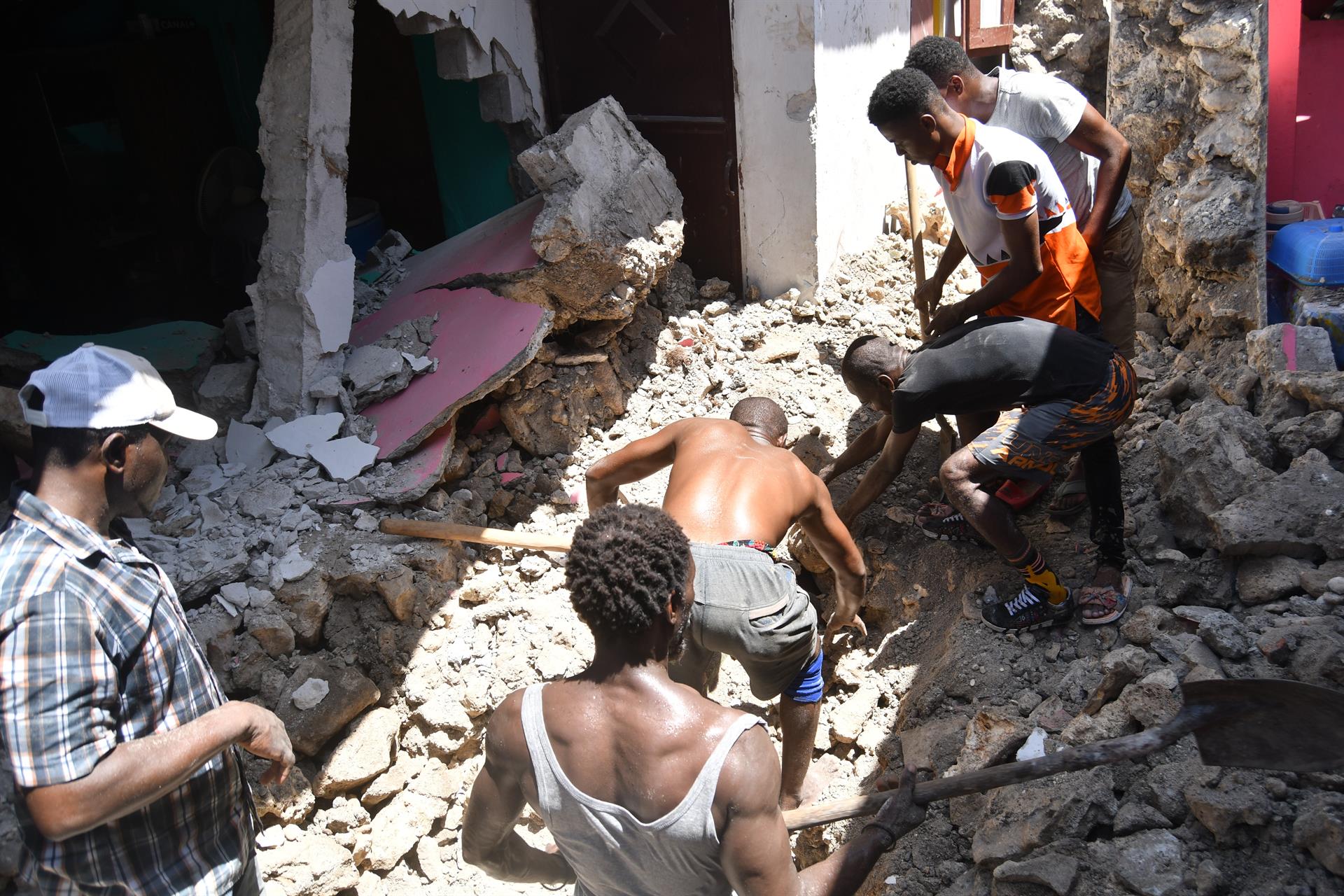 Sube a 724 el número de víctimas tras el terremoto en Haití