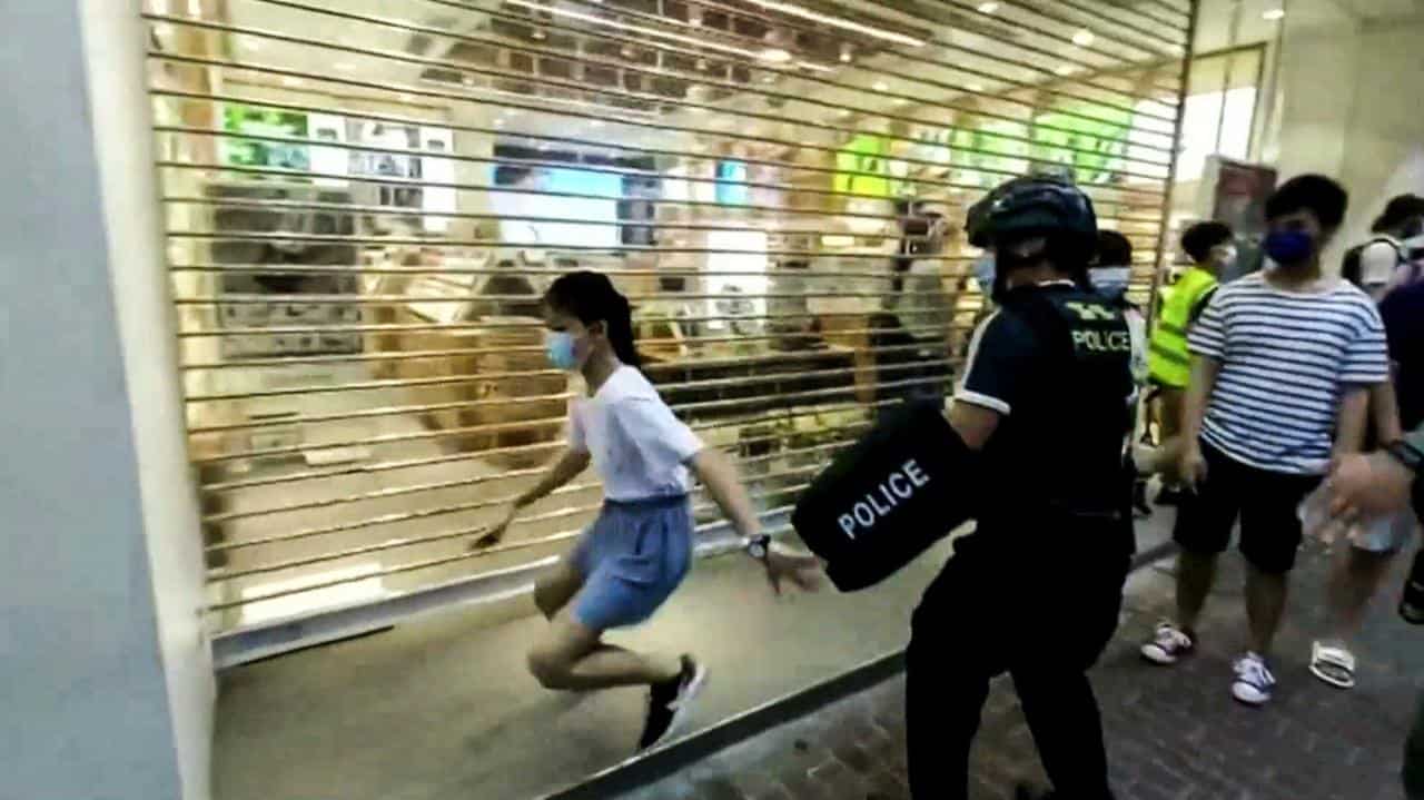 Indigna en redes violento arresto a una niña de 12 años durante protestas en Hong Kong
