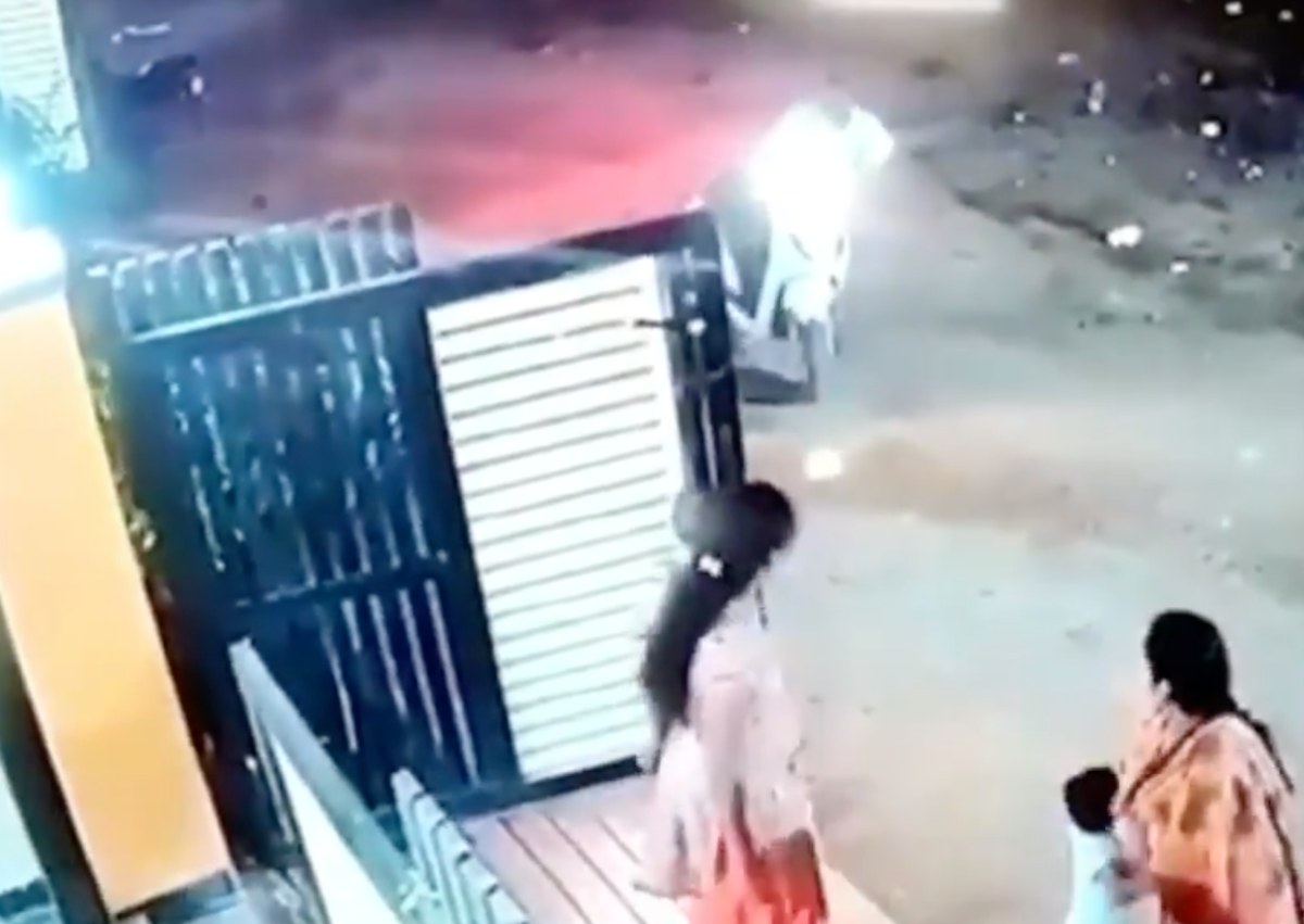 VIDEO. Un hombre ataca con hacha a una mujer que lo había rechazado