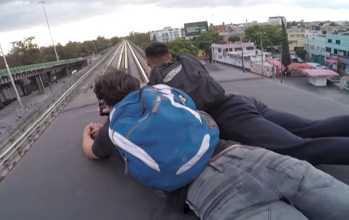 Jóvenes viajan en techo de vagón del Metro de CDMX; podrían enfrentar cargos legales