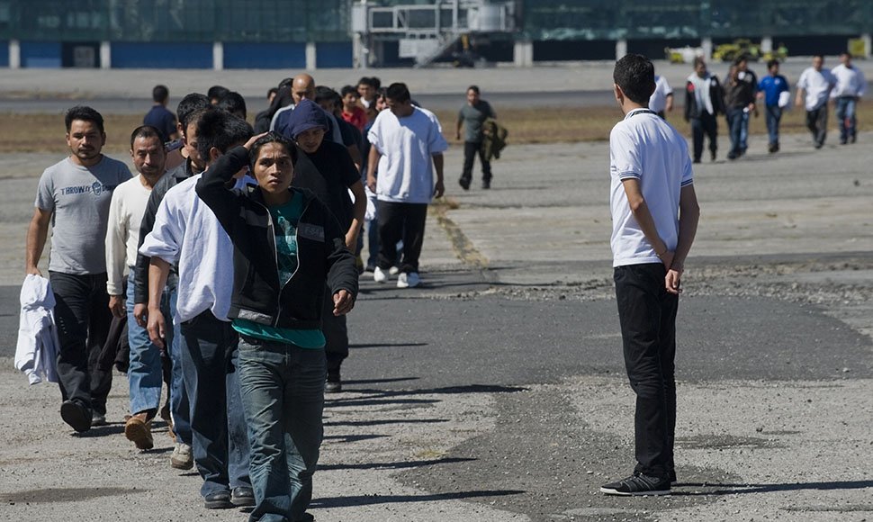 Agentes federales mienten para detener a más migrantes en EUA