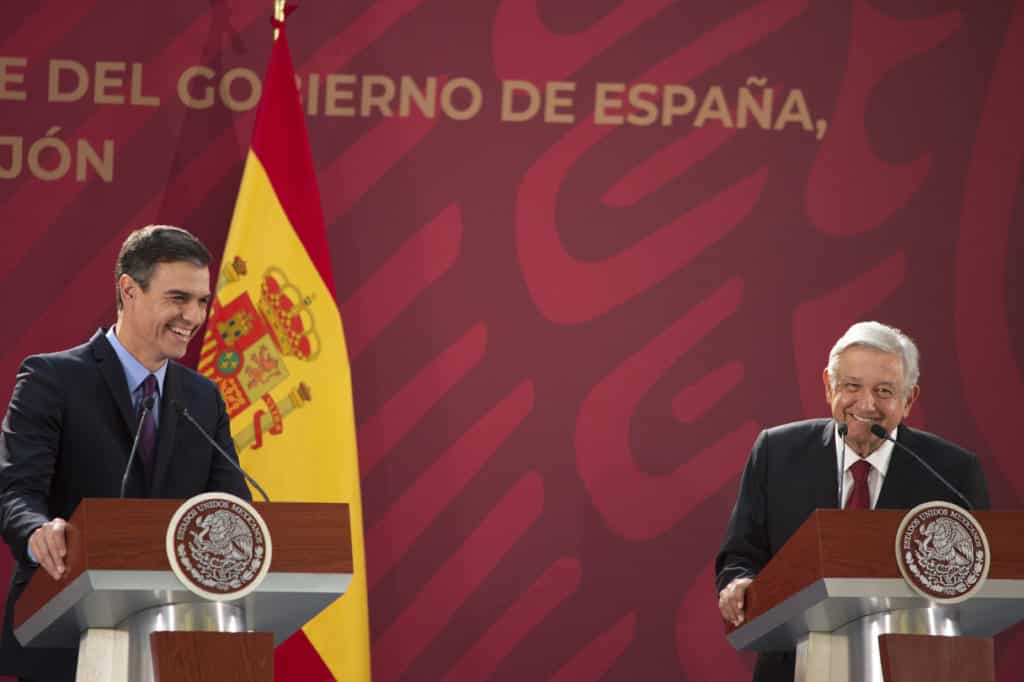 Regala Presidente de España a AMLO acta de nacimiento de su abuelo
