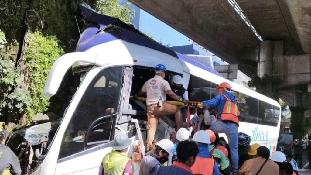 Choca autobús turístico en periférico que llevaba abuelitos a Xochimilco; muere una persona