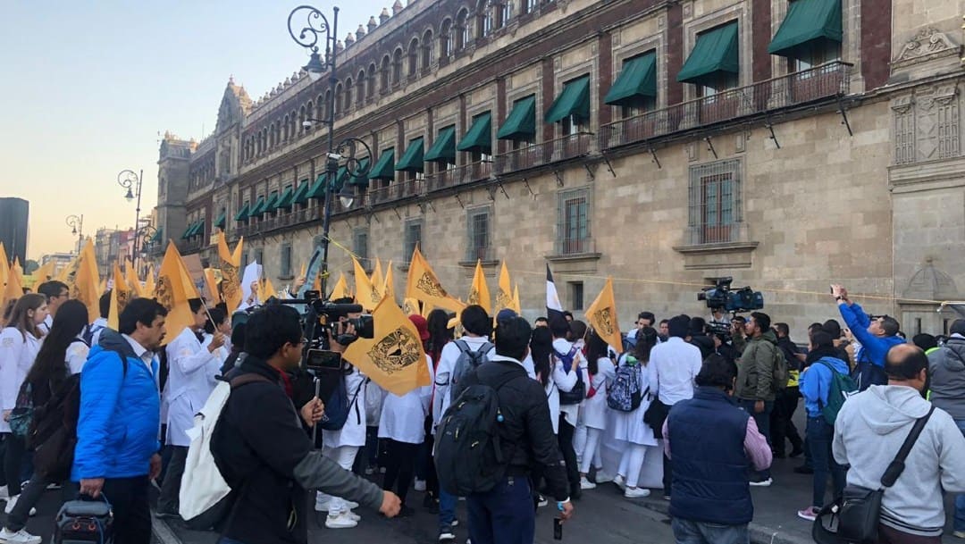Así fue la protesta de estudiantes de Medicina frente a Palacio Nacional
