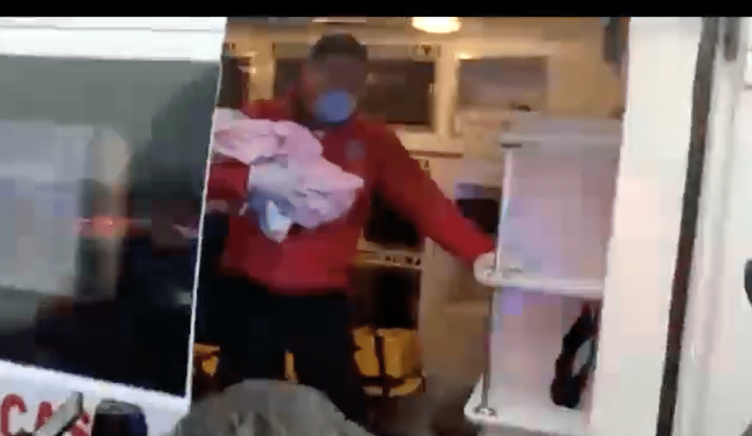 Abandonan a bebé recién nacida dentro de maleta en estacionamiento de Chalco