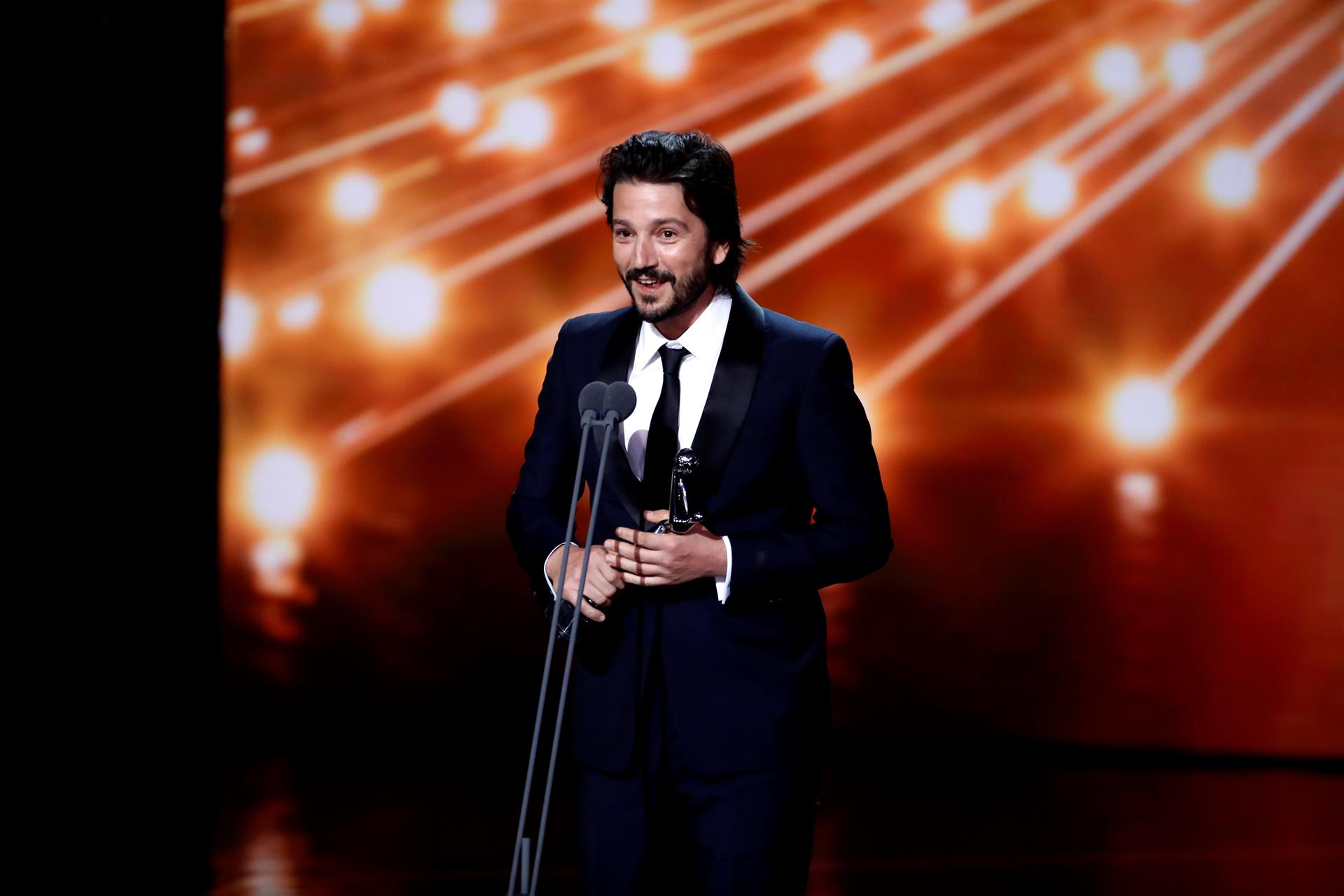 ‘¡Muchas gracias a todes!’: Diego Luna usa lenguaje inclusivo tras ganar en los Premios Latino