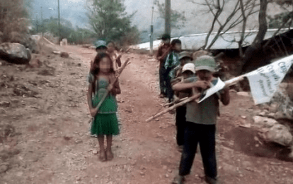 VIDEO. Niños se unen a policía comunitaria en Guerrero; van contra narcos