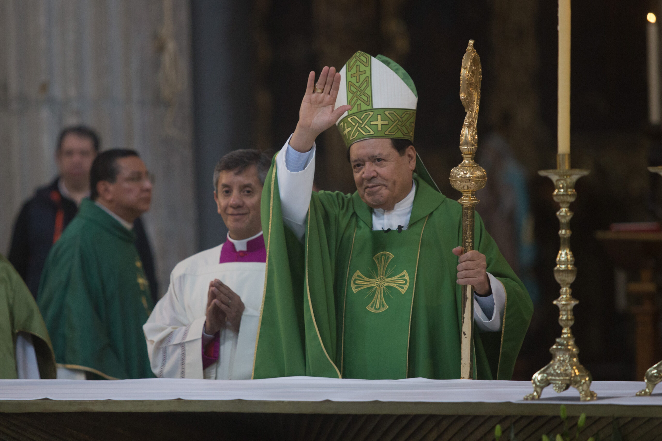 Desintuban al cardenal Norberto Rivera tras presentar mejoría por covid-19